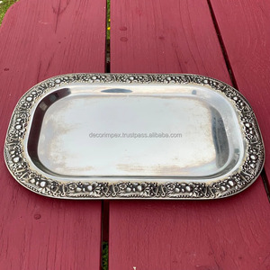 Bandeja de metal pulido de alta calidad con asas dobles perfecta para servir bebidas y aperitivos disponibles al mejor precio - Product Image 1