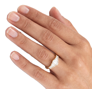 Anillo de compromiso minimalista de oro macizo de 9K, 10K, 14K, 18K con diamantes de laboratorio talla baguette engastados en punta, ideal para promesa nupcial. - Product Image 5
