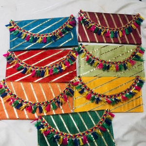 Enveloppes en soie Gota Patti artisanales et colorées, style ethnique Rajasthani, pochettes de style Potli avec des bordures à pompons colorées - Product Image 1