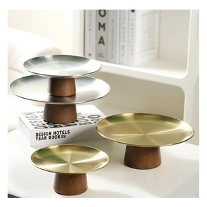 Elegante Soporte Moderno para Pastel de Metal Dorado con Base de Madera, Bandeja para Servir Postres, Móvil, para Bodas y Fiestas - Product Image 3