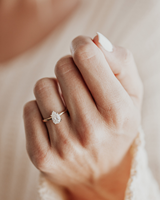 Bague de fiançailles élégante en or avec diamant solitaire taille poire pour femme, idéale pour demande en mariage ou anniversaire