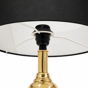Lámpara de Mesa Regent de Metal Acanalado con Pantalla de Tela Negra, Acabado Dorado Antiguo, Base de Pedestal Ornamentada para Decoración de Hogar de Lujo - Product Image 3