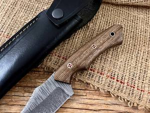 Cuchillo de desollar de hoja fija de acero de Damasco forjado a mano con funda, cuchillo de caza y camping OEM personalizado de espiga completa con mango de madera de nogal - Product Image 3