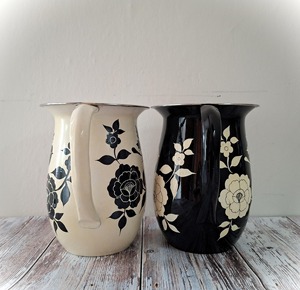 เหยือกโลหะลายพิมพ์นกและดอกไม้สีขาวดำ ดีไซน์หรูหรา เหมาะสำหรับใช้ในบ้าน รับรองแขก และตกแต่งโต๊ะอาหาร จากอินเดีย - Product Image 4