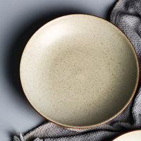 Ensemble de deux assiettes rustiques en porcelaine écologiques faites à la main, couleur beige, pour restaurant, utilisables au micro-ondes