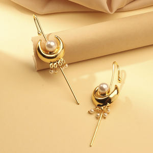Pendientes de Oreja con Perla Lunar Chapados en Oro Hechos a Mano – Joyería Celestial Moderna - Product Image 3