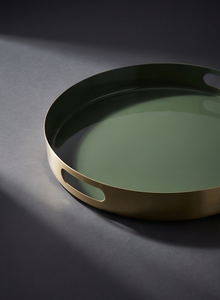 Plateau de service rond artisanal en émail vert avec finition or brossé et poignées découpées – Plateau décoratif pour table basse, boissons et collations - Product Image 3