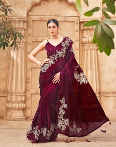 Sari de soirée traditionnel en satin de soie brodé KV Maroon, avec chemisier non cousu, sans plis - Product Image 1