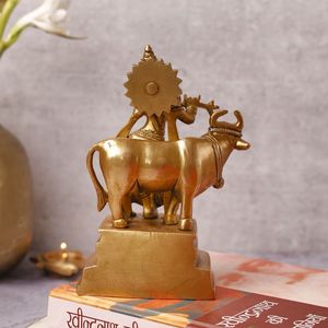 Moderna Estatua de Latón Hecha a Mano de 5.5 Pulgadas de Krishna como Vaca, Escultura Decorativa para Bodas, Diwali, Hogar, Pooja, Regalo Espiritual - Product Image 3