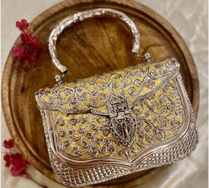 Pochette de soirée artisanale en laiton, motif floral filigrané, ornée de perles, fermeture à rabat, poignée élégante en anneau, doublure en satin, bandoulière chaîne, idéale pour les soirées - Product Image 4