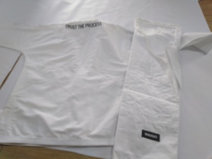 Uniforme de Jiu Jitsu Brasileño con Logotipo Personalizado Bordado, Kimono Gi 100% Algodón 450g de Secado Rápido y Transpirable en Negro, Blanco y Azul - Product Image 5