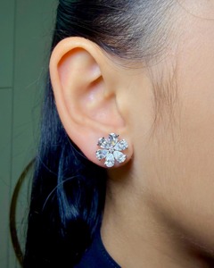 Pendientes de Oro Blanco Sólido de 14K con Diamantes Cultivados en Laboratorio en Forma de Pera, Diseño Floral, Regalo de Aniversario de Bodas para Mujer - Product Image 5