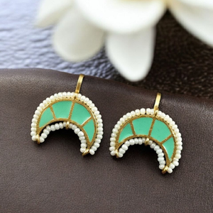 Pendientes de Media Luna de Esmalte Verde de Diseño con Borde de Cuentas, Pendientes Bohemios en Tono Dorado - Product Image 3