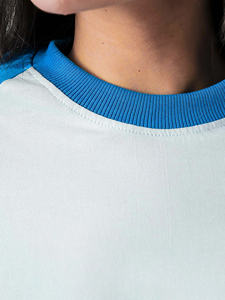 Camiseta de Manga Raglán Blanca y Azul para Hombre, Informal, de Algodón, Cuello Redondo, Corte Regular, Diseño de Bloques de Color Sólido, Premium, Dos Tonos - Product Image 4