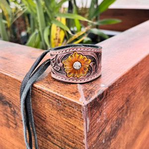 Bracelet à franges de tournesol en cuir repoussé artisanal pour femmes Bracelet en cuir de vachette occidental peint à la main - Product Image 2