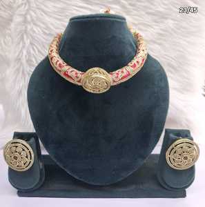 Conjunto de Joyería Étnica India Antigua de Lujo: Gargantilla Hasli de Esmalte Azul Real con Micro Pavé de Circonitas y Pendientes Redondos Intrincados - Product Image 2