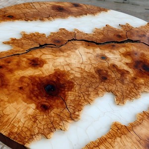 Mesa de Comedor Redonda Hecha a Mano con Resina Epoxi y Madera Natural con Diseño de Río Blanco, Muebles Artísticos Modernos de Lujo para el Hogar - Product Image 5