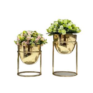 Maceta Contemporánea con Aspecto de Cobre con Soporte Alto de Hierro Dorado, Ideal para Hogares Modernos Escandinavos, Oficinas e Interiores Comerciales - Product Image 1