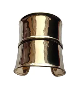 Pulsera ancha dorada de latón, accesorio de última tendencia - Product Image 1