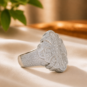 Bague de fiançailles en or blanc plaqué 18 carats avec diamant taille baguette, bague de demande en mariage pour homme, bijoux de luxe en moissanite - Product Image 3