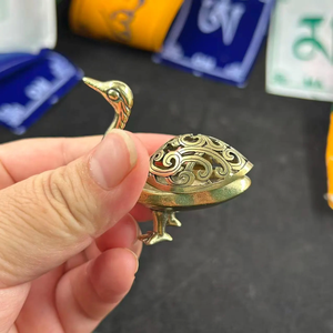 Brûleur d'encens décoratif arabe Bakhoor en métal pour une expérience Oud haut de gamme dans les contextes religieux et domestiques - Product Image 3