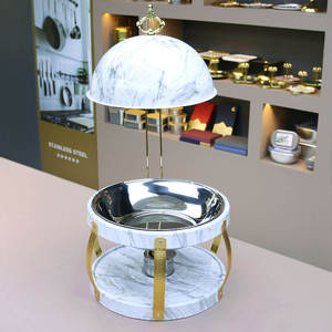 ถาดอุ่นอาหารแบบพรีเมียมเคลือบลายหินอ่อน พร้อมตกแต่งด้วยสีทอง ทรงกลม หรูหรา สำหรับบุฟเฟ่ต์ พร้อมฝาปิดแบบเสาและตะขอเกี่ยวอย่างสวยงาม - Product Image 1