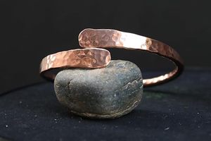 Brazalete Premium Martillado, Accesorio de Moda, Cobre Puro, Delgado, Apilable, Minimalista, para Hombre y Mujer - Product Image 3
