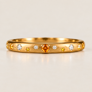 Anillo de Diamantes de Oro Amarillo de 14K para Mujer con Tres Piedras y Diamantes Laterales de Corte Brillante Redondo, Estilo Clásico para Uso Diario - Product Image 1