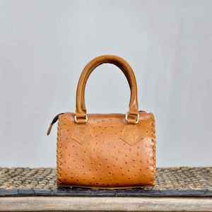 Bolso de cuero genuino hecho a mano, moderno, con grabado artesanal, producto de lujo personalizado para chicas, bolso de cuero con tallado a mano. - Product Image 1