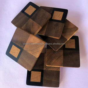 Dessous de verre carrés en noyer et hêtre Dessous de verre personnalisés en résine époxy avec logo gravé Dessous de verre en bois décorés à la main - Product Image 2