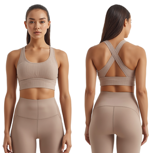 Sujetador deportivo ligero acanalado de corte largo para mujer con tirantes cruzados, logo frontal, soporte medio, top premium para yoga y fitness - Product Image 1