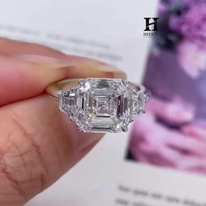 Anillo de Compromiso de Lujo con Diamante Cultivado en Laboratorio, Corte Asscher, Oro Blanco de 14K, Anillo de Tres Piedras con Diamantes Laterales Trapezoidales, Anillo de Boda - Product Image 2