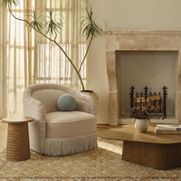 Fauteuil rembourré moderne en tissu beige avec détails frangés, meubles de salon, style design contemporain