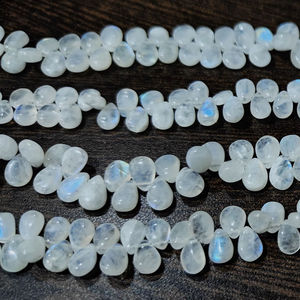 Cuentas de Piedra Lunar Arcoíris Blanca Natural, Forma de Pera, Lisas, Hebras de 8 Pulgadas de Largo - Product Image 1