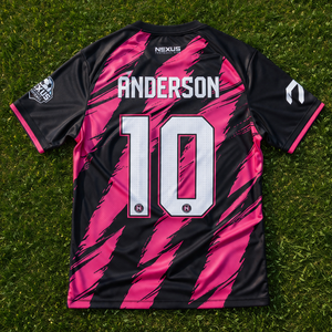 เสื้อฟุตบอลทีมโรงเรียนแบบกำหนดเอง ผ้าโพลีเอสเตอร์แห้งเร็ว ระบายอากาศได้ดี สกรีนลายปักชื่อและหมายเลขผู้เล่นตามสั่ง - Product Image 2