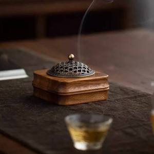 Brûleur d'encens carré en bois moderne, Mabkhara en bois avec finition antique et couvercle filigrané pour Oud et Résine - Product Image 4