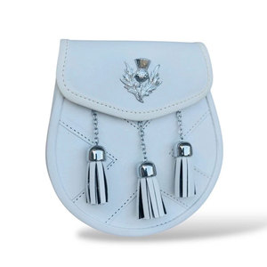 Sporran écossais blanc pour homme en similicuir végétalien avec badge de chardon et sangle à chaîne, pour tenue des Highlands - Product Image 2