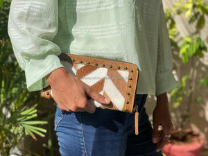 Pochette de travail en fourrure de vache avec Patch en cuir, porte-monnaie élégant pour femmes - Product Image 3