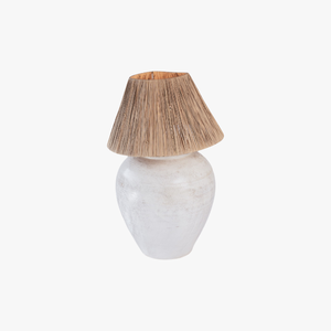 Lámpara de mesa mediterránea de cerámica con pantalla cónica de rafia color crema y diseño inspirado en Bali, con portalámparas E27. - Product Image 1