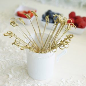 Piques alimentaires en bambou naturel nouées pour la décoration de cocktails, les canapés, les apéritifs, les buffets, la restauration et la présentation lors de fêtes - Product Image 1