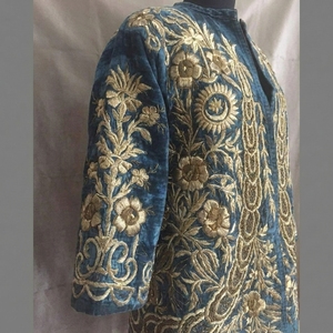 Chaqueta de terciopelo bordada a mano para mujer, abrigo étnico con hilo dorado floral, vestimenta de iglesia bordada - Product Image 2