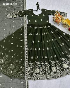 Último diseño de vestido y conjunto de dupatta de georgette sintético pesado con bordado de lentejuelas de 7 mm, proveedor de Surat, ropa étnica. - Product Image 2
