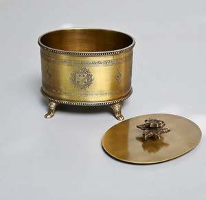 Caja ornamental de latón metálico, ideal como caja de regalo para frutos secos, también puede ser utilizada para guardar joyas y otros pequeños objetos. - Product Image 4