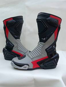 รองเท้าบูท Super R-Tech Moto สำหรับผู้ชาย สีแดงเทา หนัง PU ปิดด้วยซิป ความสูงครึ่งน่อง ปิดนิ้วเท้า ใช้ได้ทุกฤดู ระบายอากาศได้ดี ทนต่อการเสียดสี พื้นยาง - Product Image 1