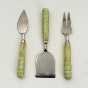 Juego de 3 espátulas para queso de acero inoxidable hechas a mano con mangos de resina, ideales para fiestas, bodas, cenas y hoteles. - Product Image 4