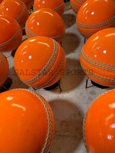 Pelota de Cricket de Cuero Cosida a Mano de Alta Calidad al por Mayor, Grado A, Tamaño Adulto 156GM, Color Naranja para Entrenamiento, con Logotipo Personalizado - Product Image 4