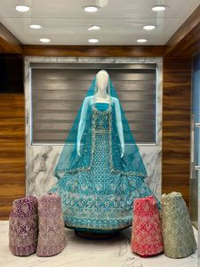 Elegante Lehenga Choli de red suave de primera calidad con elaborado trabajo de pedrería Zarkan, ropa de boda india y pakistaní, con cancan y canvas patta. - Product Image 3