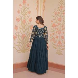 Robe de bal longue brodée de sequins effet fleurissant, ornée de perles de cristal et de plumes - Product Image 1