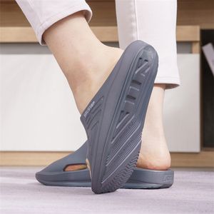 Taiwan a fait des pantoufles confortables de soutien de voûte EVA personnalisées pour les dames - Product Image 5