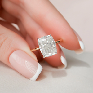 Bague de fiançailles en diamant taille coussin, or massif 18 carats, sertissage à griffes, bijoux fins classiques pour femme - Product Image 1